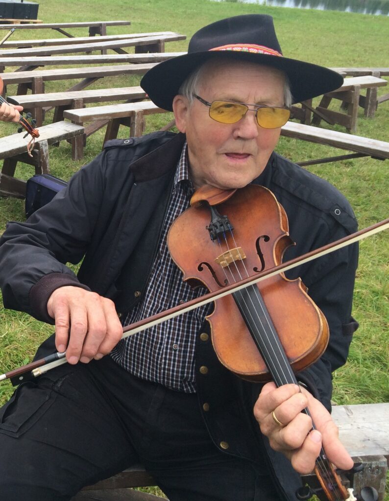 Herman Larsson med fiol i Burträsk