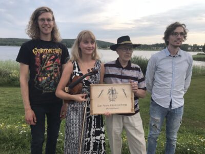 2017 års stipendiater Johan Lingegård och Arvid Staaf flankerar 2018 års stipendiat Celina Larsson samt grundaren Erik Stenberg.