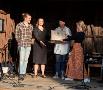 2019 års stipendiater Johan, Sandra och Lovisa Berggren erhåller vandringspriset av 2018 års stipendiat Celina Larsson.